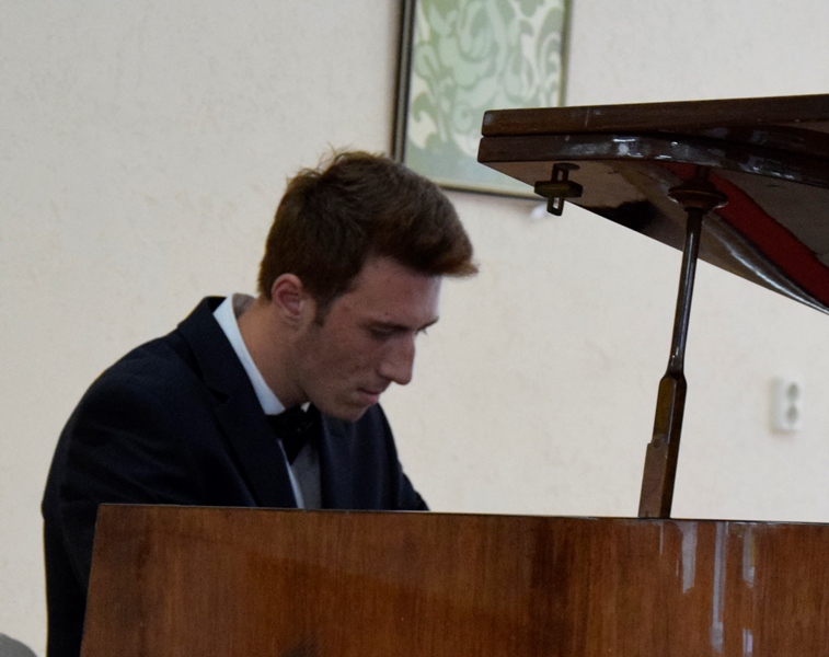 Л. Бетховен Соната До мажор («Аврора»), ч.І, виконує Ігор Мержиєвський.